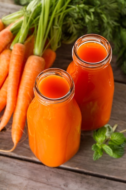 Deux smoothies de carottes naturelles