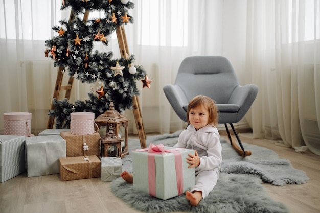 Deux soeur posant pour une photo pendant la prise de photos de famille