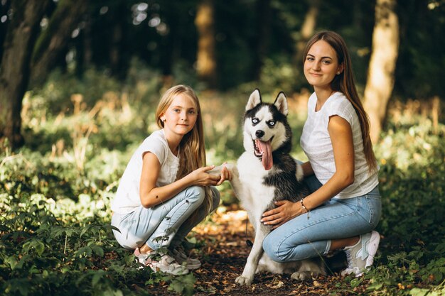 Deux soeurs avec leur chien dans le parc