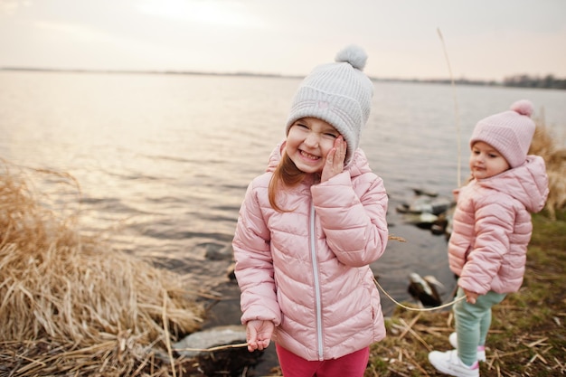 Deux soeurs mignonnes au bord du lac