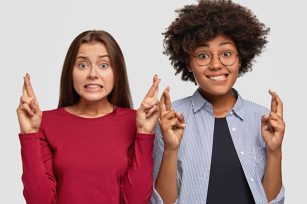 Photo gratuite deux sœurs de races différentes attendent un moment spécial