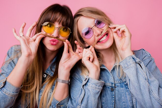 Deux sœurs s'amusant et faisant la grimace