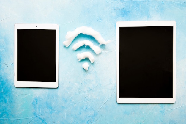 Photo gratuite deux tablette numérique avec le symbole wifi