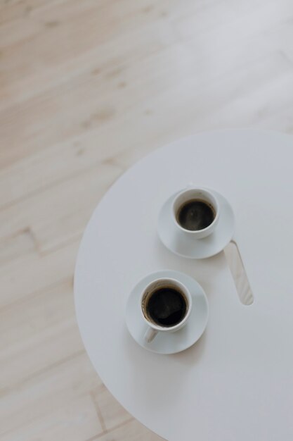 Deux tasses de café sur une table blanche