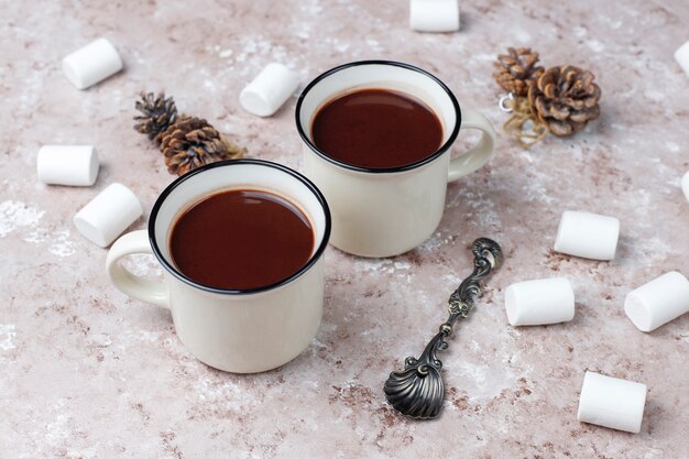 Deux tasses de chocolat chaud avec guimauve sur table