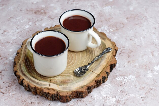 Deux tasses de chocolat chaud avec guimauve