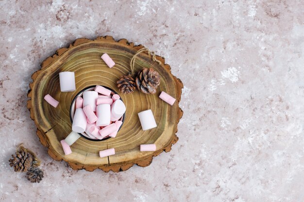 Deux tasses de chocolat chaud avec guimauve