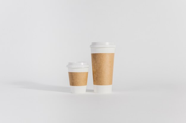 Deux tasses en plastique de différentes tailles