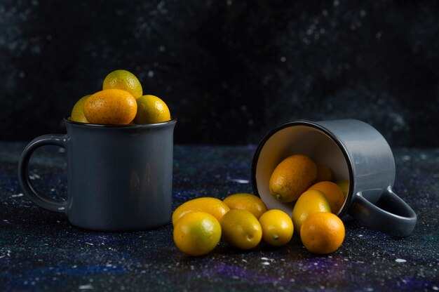 Deux tasses pleines de kumquats frais