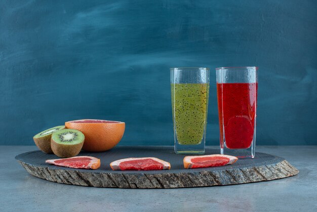 Deux Tasses En Verre De Jus De Fruits Frais Avec Des Tranches De Fruits Divers.