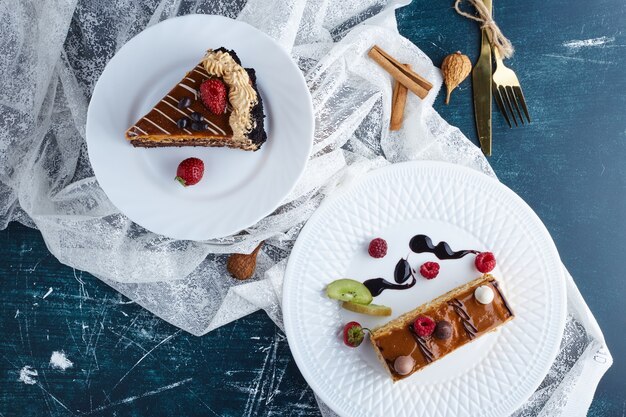 Deux tranches de gâteau au caramel, vue du dessus.