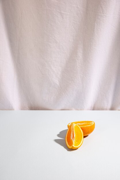 Deux tranches d'oranges sur un bureau blanc