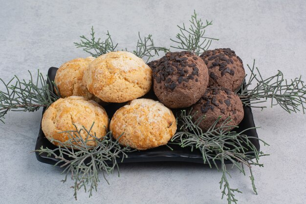 Deux types de biscuits aux chips sur plaque noire