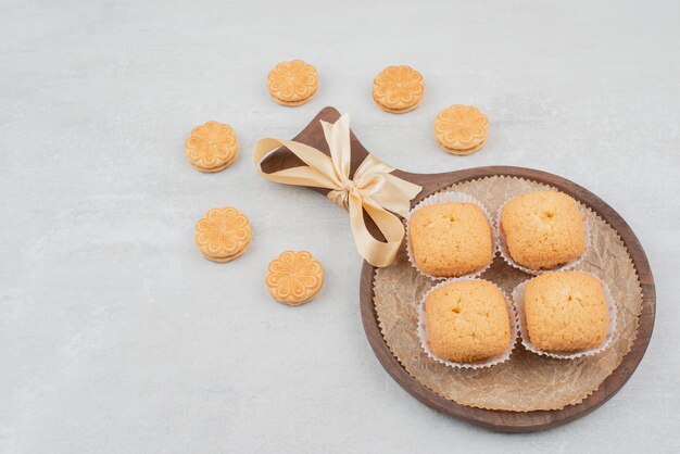 Deux Types De Biscuits à La Crème Sur Une Plaque En Bois