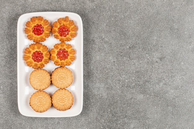 Photo gratuite deux types de biscuits sur plaque blanche