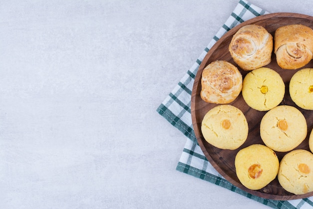 Deux types de cookies sur une plaque en bois.