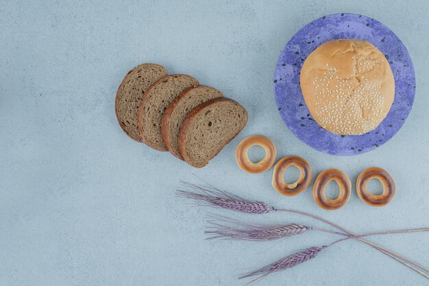 Deux types de pain et de craquelins sur la surface de la pierre