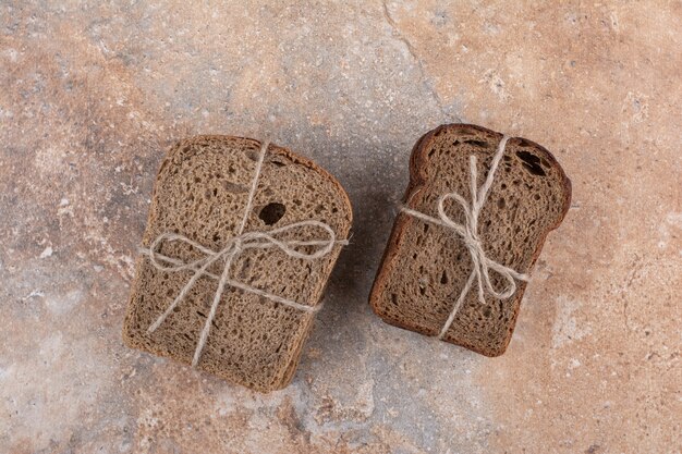 Deux types de piles de pain de seigle sur fond de marbre