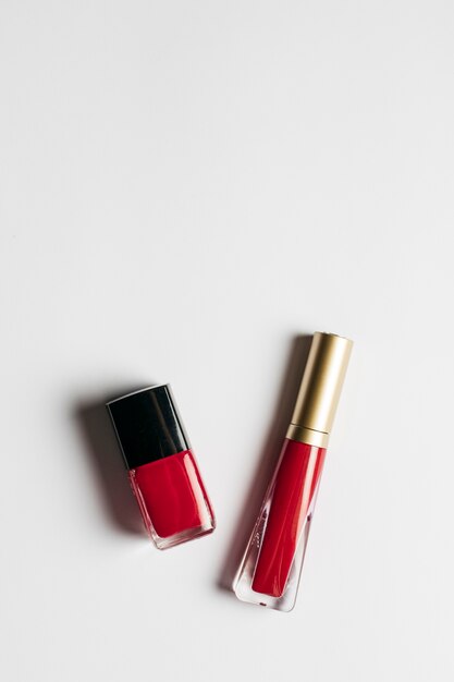 Deux vernis à ongles rouges