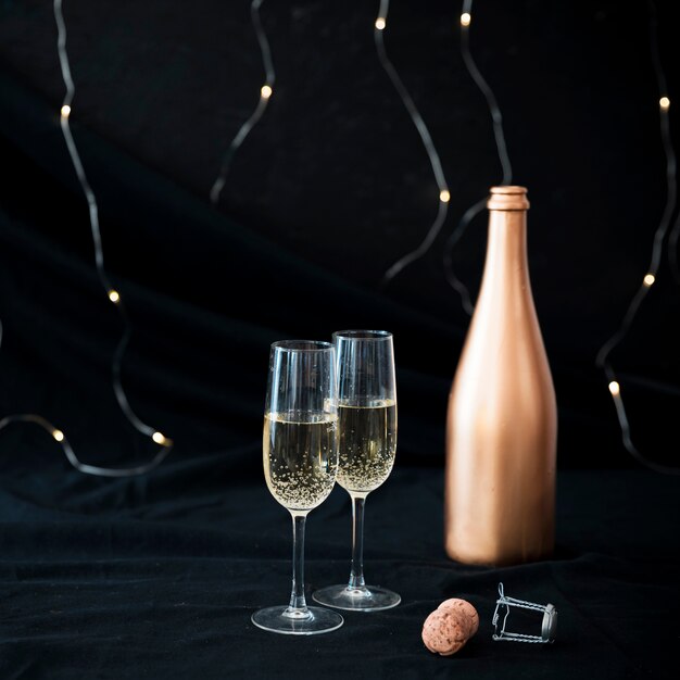 Deux verres de champagne sur la table