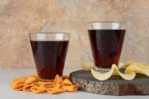 Deux verres de cocktails avec diverses chips croustillantes