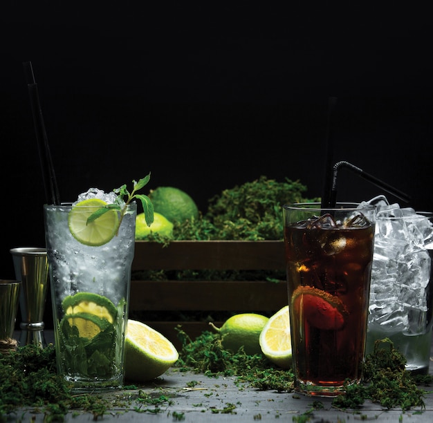 Deux verres de cocktails d'été froids avec des sirops de fruits et des glaçons