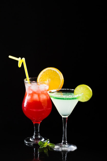 Deux verres de cocktails avec paille et espace copie
