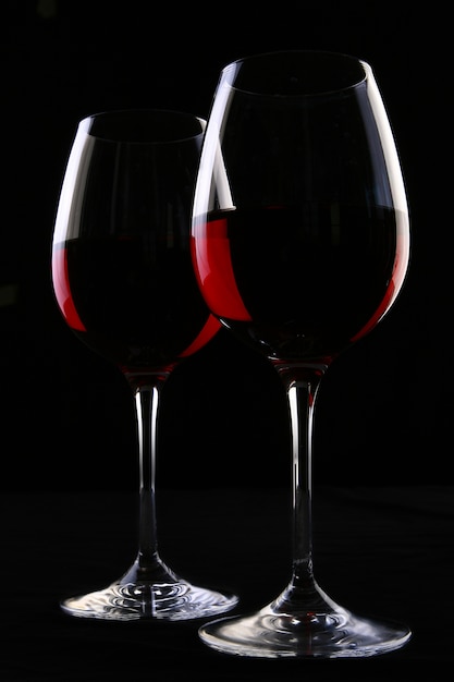 Deux verres élégants avec du vin