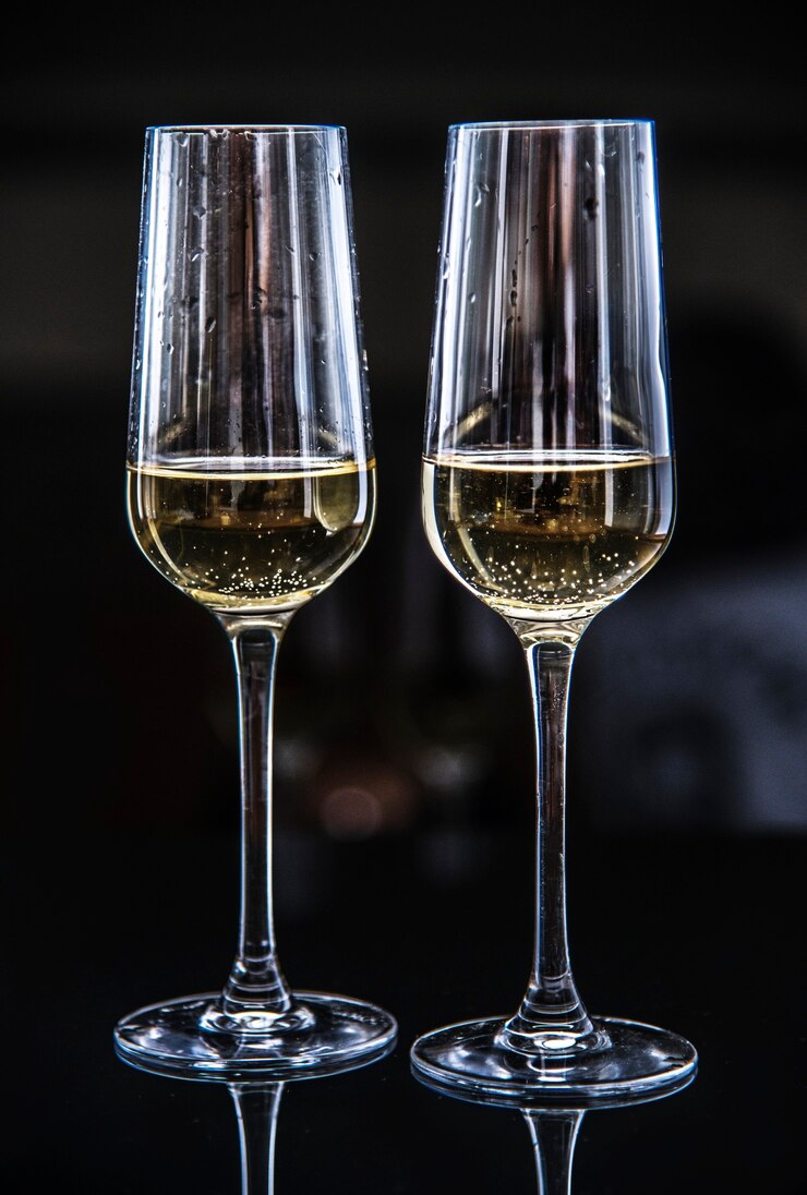 Photo gratuit deux verres de vin mousseux