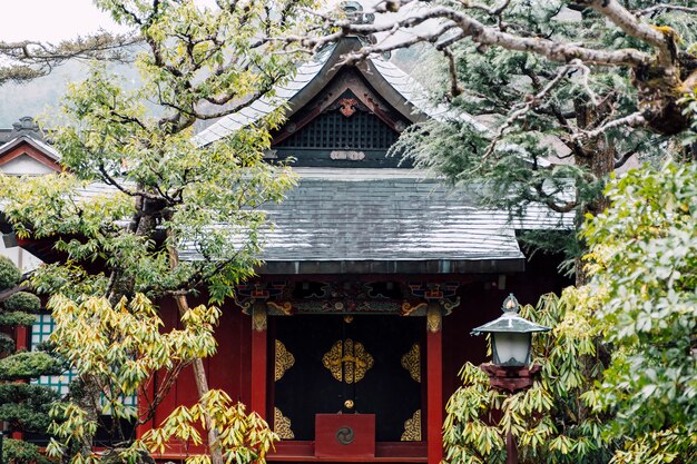devant, temple rouge, japon