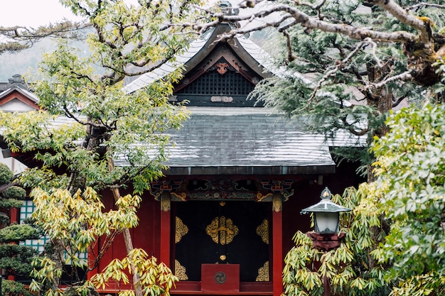 devant, temple rouge, japon