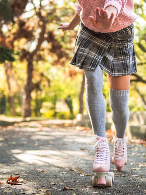 Devant, vue, femme, jupe, chaussettes, patin à roulettes