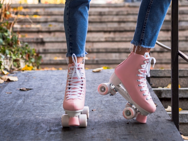 Devant, vue, patins, sur, femme, dans, jeans