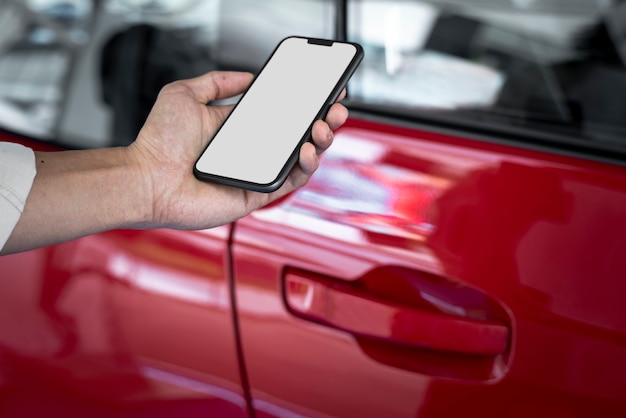 Déverrouillage de la porte de la voiture rouge par application pour téléphone intelligent