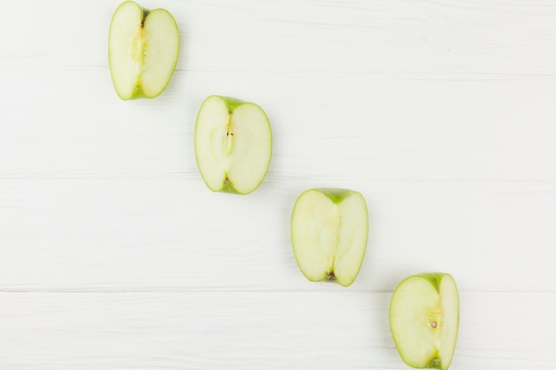 Diagonale de tranches de pommes sur fond blanc