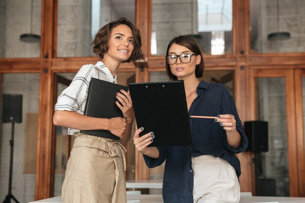 Dialogue de deux jolies jeunes femmes