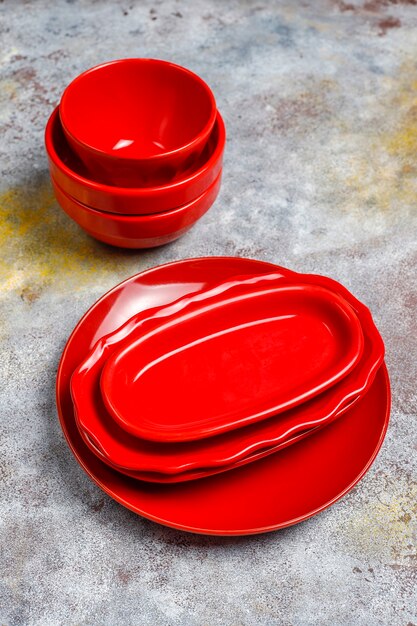 Différentes assiettes et bols vides en céramique.