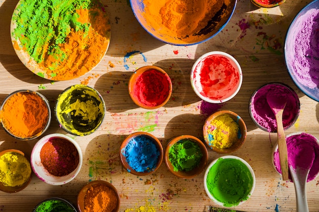 Différentes couleurs vives et sèches dans les récipients