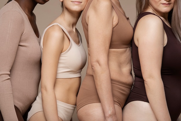 Différentes femmes debout ensemble