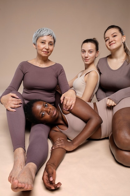 Différentes femmes debout ensemble