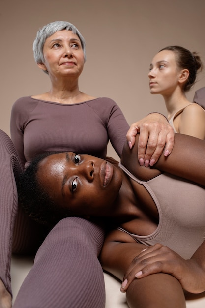 Photo gratuite différentes femmes debout ensemble