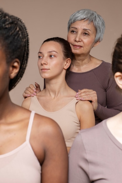 Différentes femmes debout ensemble