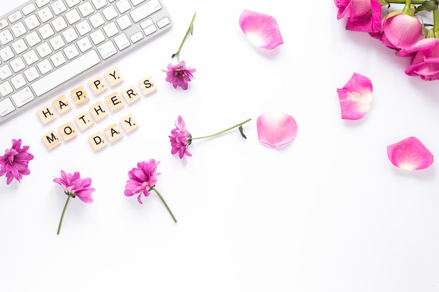 Différentes fleurs avec inscription fête des mères heureux