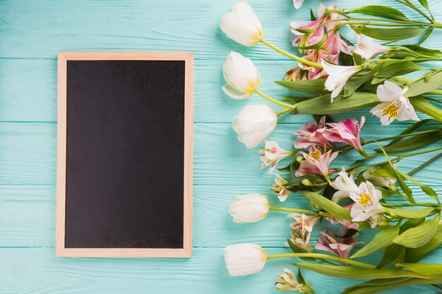 Différentes fleurs lumineuses avec tableau sur table