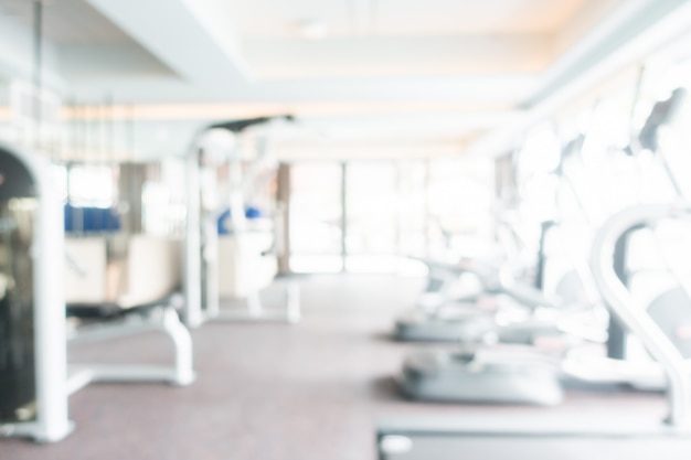 Différentes machines dans un gymnase