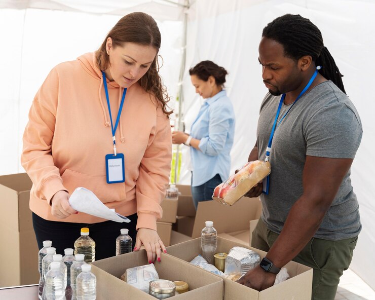 Photo gratuit différentes personnes faisant du bénévolat dans une banque alimentaire