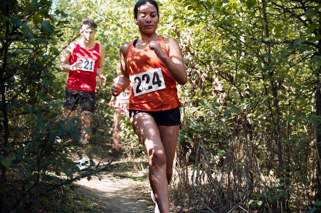 Différentes personnes participant à un cross