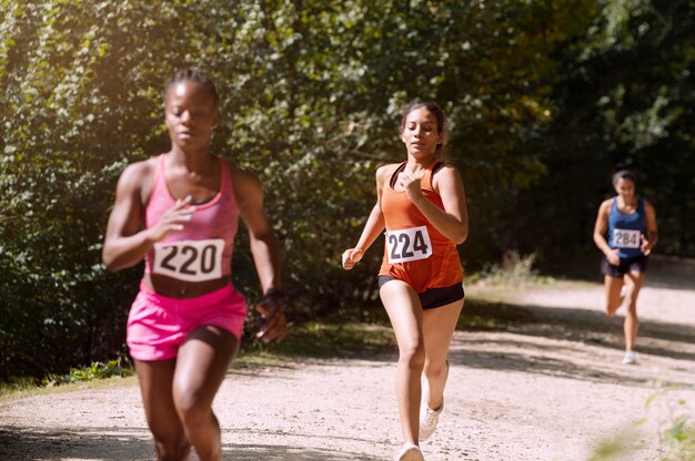 Différentes personnes participant à un cross