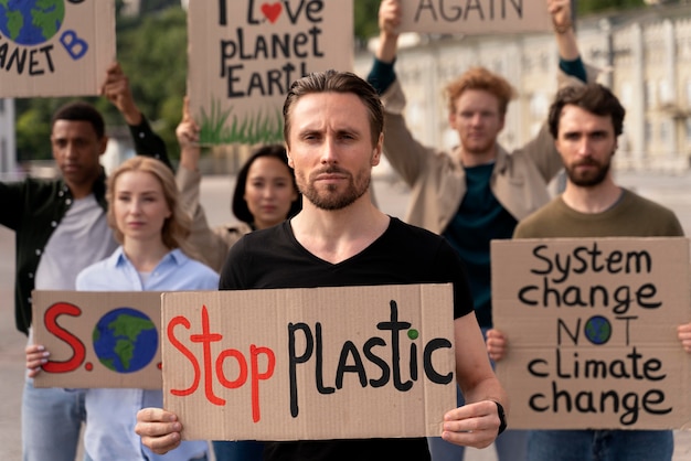 Différentes personnes rejoignant une manifestation contre le réchauffement climatique