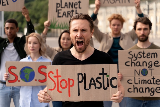 Photo gratuite différentes personnes rejoignant une manifestation contre le réchauffement climatique